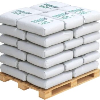 Eine Palette fasst 16 Säcke "Poolsalz - Hochreines Salz für Hydrolyse- & Salzelektrolysesysteme", sauber gestapelt in vier Viererschichten, perfekt für die Pool- oder Teichpflege.