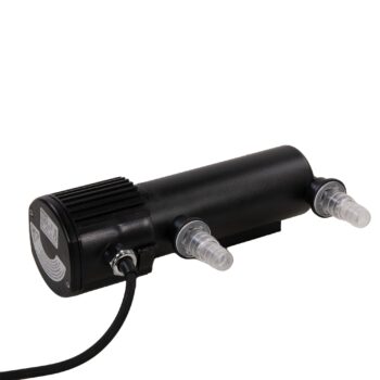 Die AquaForte GUV-Serie, ein schwarzes, zylindrisches UVC-Hochleistungsgerät für Pools und Teiche, ist mit zwei durchsichtigen Schlauchanschlüssen und einem angeschlossenen Netzkabel auf weißem Grund dargestellt.