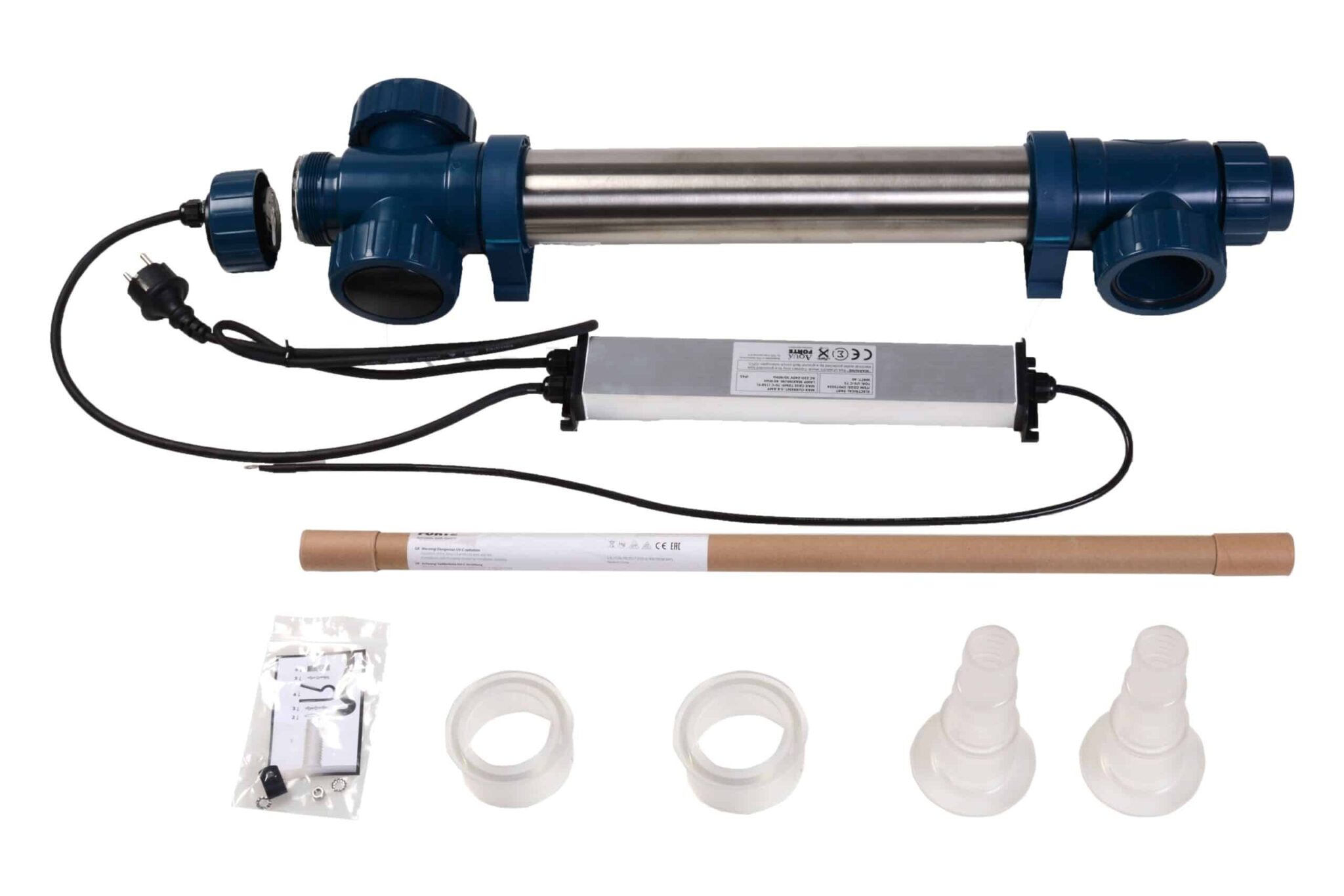 Der AquaForte MIDI Power UVC bietet eine kompakte, effiziente Wasseraufbereitung für Teiche oder Pools. Er ist mit blauen Endkappen, einer Kontrollbox, Gewindeanschlüssen, Schlauchadaptern für Folie-Pools, einem Stromkabel, einem Papprohr und einer kleinen Zubehörtasche ausgestattet.