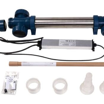 Der AquaForte MIDI Power UVC bietet eine kompakte, effiziente Wasseraufbereitung für Teiche oder Pools. Er ist mit blauen Endkappen, einer Kontrollbox, Gewindeanschlüssen, Schlauchadaptern für Folie-Pools, einem Stromkabel, einem Papprohr und einer kleinen Zubehörtasche ausgestattet.