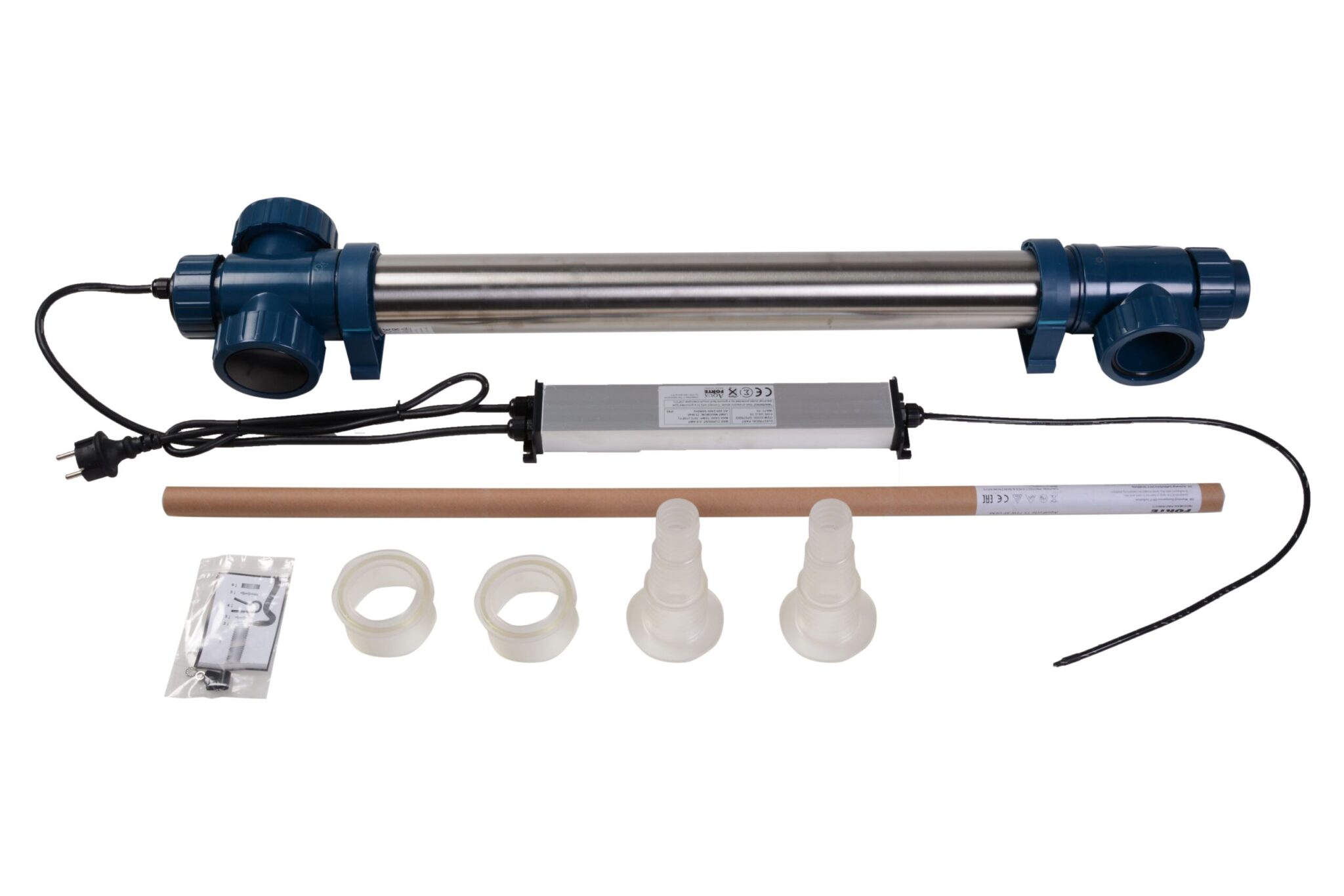 Der AquaForte Edelstahl Power UVC Plus T5 ist ein UV-Wasserentkeimer aus Edelstahl für Pools oder Teiche, mit blauen Endkappen, Netzkabel, elektronischem Vorschaltgerät, zwei weißen und zwei durchsichtigen Armaturen, einer braunen Röhre, UV-Lampe und einem Hardware-Paket.