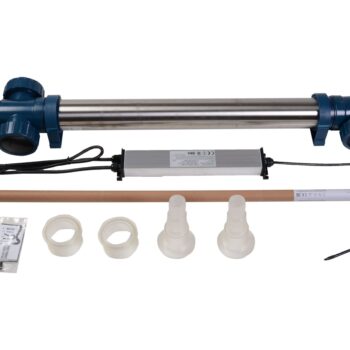 Der AquaForte Edelstahl Power UVC Plus T5 ist ein UV-Wasserentkeimer aus Edelstahl für Pools oder Teiche, mit blauen Endkappen, Netzkabel, elektronischem Vorschaltgerät, zwei weißen und zwei durchsichtigen Armaturen, einer braunen Röhre, UV-Lampe und einem Hardware-Paket.