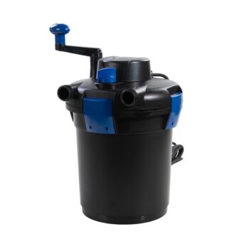 Der AquaForte GPF-Serie Druckfilter mit UVC ist ein schwarz-blauer zylindrischer Filter mit Handkurbel, zwei Schlauchanschlüssen und Netzkabel, der für die effiziente Filtration von Teichwasser konzipiert ist.