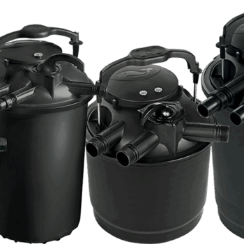 Vier SICCE Green Reset Druckfilter mit UVC in verschiedenen Größen sind nebeneinander angeordnet. Jeder verfügt über einen oberen Griff, Düsenaufsätze und Deckelschrauben - perfekt für fortgeschrittene Teichanlagen, alles auf einem sauberen weißen Hintergrund.