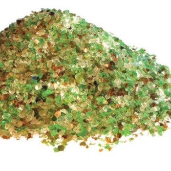 Premium Active Clear Glas - Hochleistungs-Filtermedium: Kleine grüne, braune und klare Glasstücke sind auf einem weißen Hintergrund aufgetürmt und erinnern an funkelnde Schätze an einem ruhigen Pool.