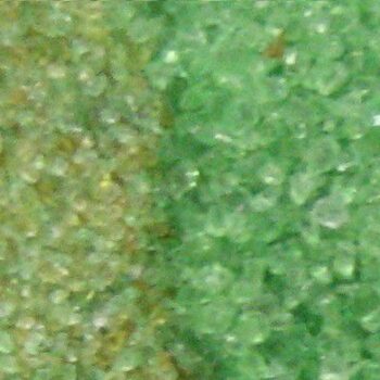 Nahaufnahme eines Vergleichs zweier Texturen von AFM Active Filter Media - Hochleistungs-Filtermedium für Pools & Teiche: die linke Seite ist rau und ungleichmäßig, während die rechte Seite glatter ist und ein gleichmäßiges Granulat aufweist, ideal für die Auskleidung von Pools oder Teichen.