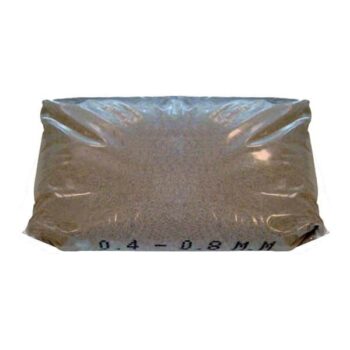 Ein versiegelter, transparenter Beutel Filtersand für Sandfilter - Hochwertiges Filtermedium für Pools & Teiche enthält feinen, hellbraunen Sand mit der Aufschrift "0,4 - 0,8 mm" am unteren Rand, ideal für den Einsatz in Pools oder Teichen.