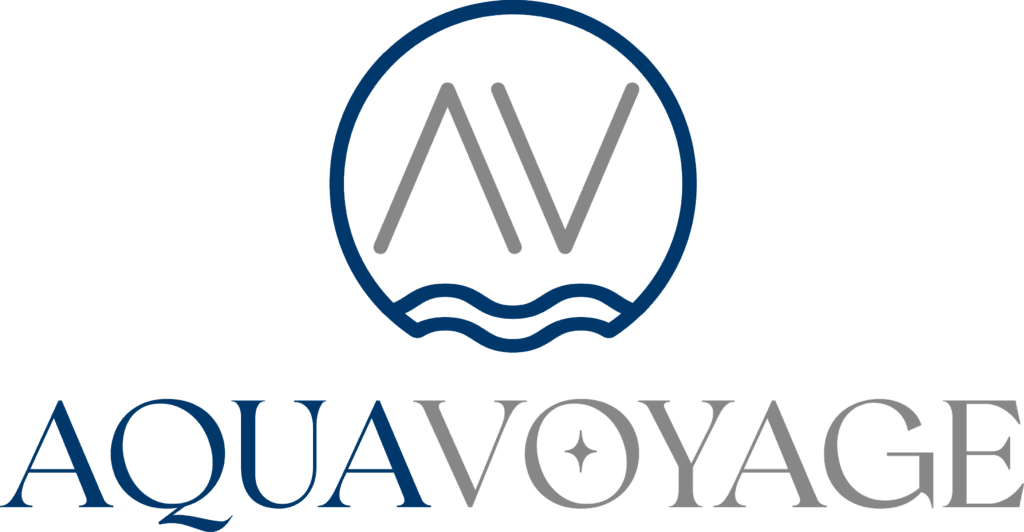 Logo für "Aqua Voyage" mit stilisierten Buchstaben "AV" innerhalb eines Kreises über zwei Wellenlinien, die an Pool- und Teichthemen erinnern. "AQUA" erscheint in Blau und "VOYAGE" in Grau darunter, mit einem kleinen Stern innerhalb des "O" von VOYAGE.
