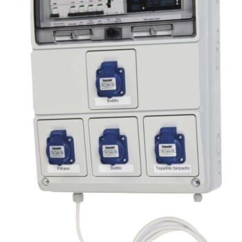 Die Automatische VArio-Poolsteuerung F1SAT ist eine weiße elektrische Schalttafel für Pools oder Teiche mit vier beschrifteten blauen Steckdosen, Schaltern/Zählern an der Oberseite und einem Stromkabel mit Stecker. Aufkleber "Ilustrační foto" sichtbar. Ideal für die Verwaltung von foliebedeckten Flächen.