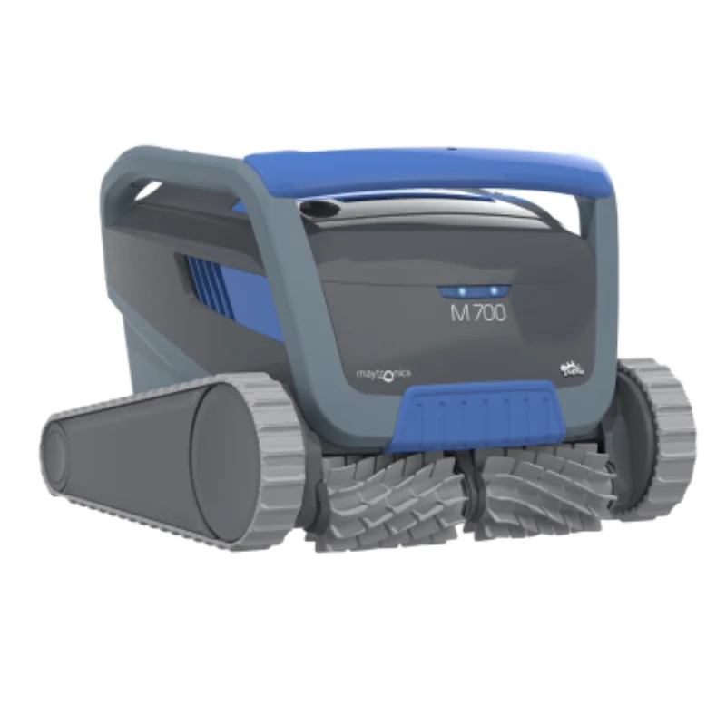 Der Maytronics Dolphin M700 Schwimmbecken-Reinigungsroboter ist für Pools oder Teiche konzipiert, mit grauen Trittflächen, blauen Akzenten, Bürsten an der Unterseite und einem oberen Griff für den einfachen Transport - ideal auch für empfindliche Folienoberflächen.