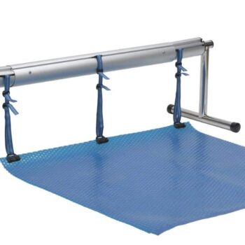 Die Aufrollvorrichtungen für Solarabdeckfolien verfügen über eine Metallspule mit einer Kurbel für die linke Hand und drei blaue Bänder, die eine blaue, teilweise ausgerollte Solarabdeckung sichern - perfekt, um Ihren Pool oder Teich sauber und geschützt zu halten.