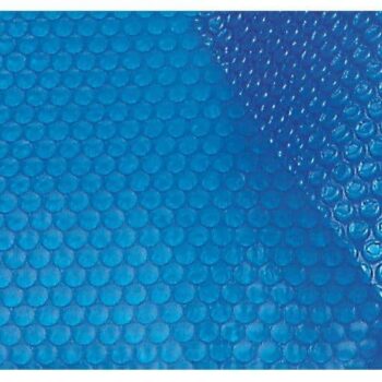 Eine Nahaufnahme von Solarfolien für Poolerwärmung / Schwimmbadluftpolsterabdeckungen in Blau, die die blasenartige Oberfläche mit einer umgeschlagenen Ecke zeigt, ähnlich wie bei Poolfolien und ideal für die Poolerwärmung.