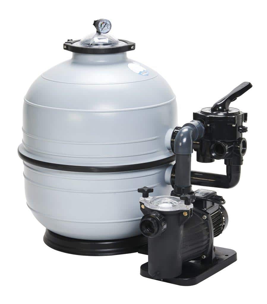 Die Komplette Sandfilteranlage MIDI KIT (Ø 400, 500, 600 mm) mit 6-Wege-Seitenventil und Bettar-Pumpe ist eine unverzichtbare Schwimmbadausrüstung, ideal für Teich- oder Folieanlagen. Hier abgebildet in hellgrau mit einem Manometer oben auf weißem Hintergrund.