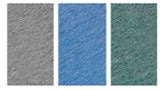 Drei rechteckige strukturierte Flächen sind nebeneinander abgebildet, die dem Schutznetz Komplex mit zusätzlicher Randverstärkung und einem 40 cm breiten Rand 275g/m² PVC ähneln. Die linke ist grau, die mittlere blau und die rechte grün - jeweils mit einer rauen, körnigen Textur.
