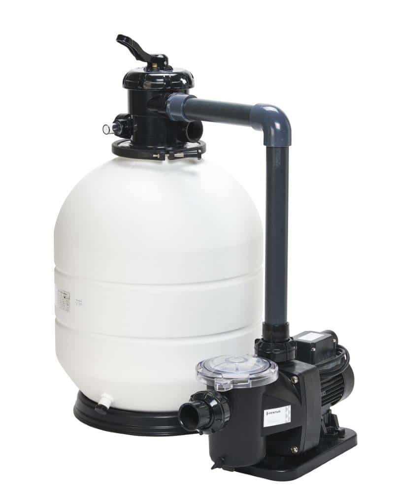 Die Komplette Sandfilteranlage ROMA KIT (Ø 400, 500, 600 mm) verfügt über einen großen Behälter, ein 6-Wege-Ventil und eine leistungsstarke Pumpe - perfekt für sauberes und klares Poolwasser.