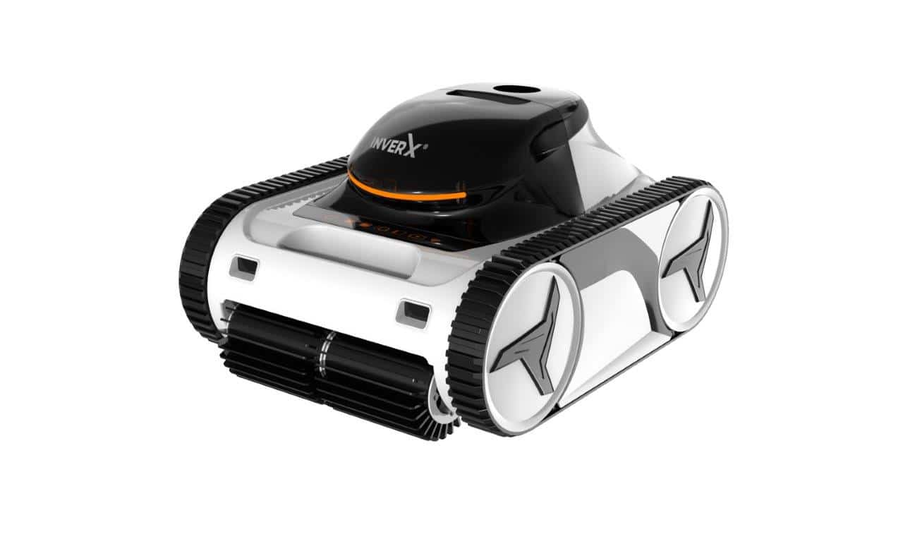 Der Fairland X60 Poolroboter ist ein kompaktes, weiß-schwarzes Gerät mit wannenähnlichen Trittflächen, einem gebogenen Oberteil mit der Aufschrift "INVERX" und zylindrischen Rollen an der Vorderseite, das für die automatische Reinigung von Poolfolienoberflächen konzipiert ist, dargestellt vor einem weißen Hintergrund.