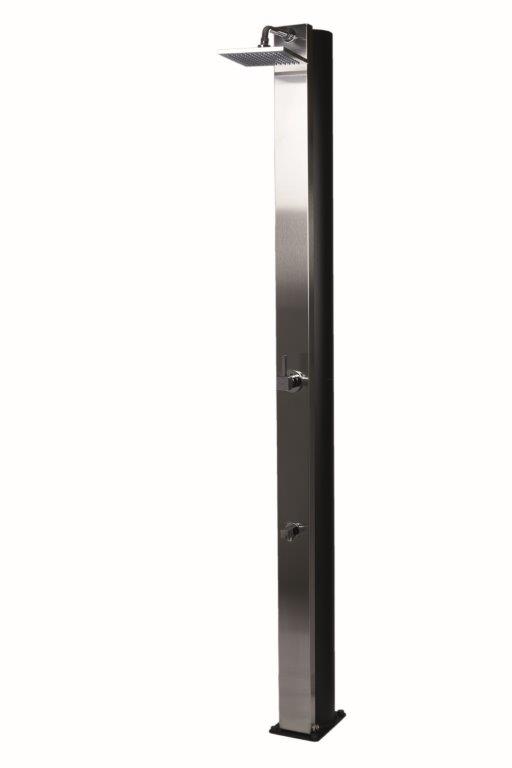 Die Solardusche 40 L mit Fußwaschhahn ist eine hohe, freistehende Edelstahl-Außendusche mit quadratischem Brausekopf und zwei Drehknöpfen - ideal zum Abspülen nach dem Schwimmen.