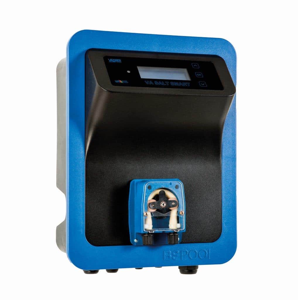 Das VA Salt SMART C ist ein blau-schwarzes elektronisches Schwimmbadwartungsgerät mit einer digitalen Anzeige, Bedientasten auf der Oberseite und einer durchsichtigen Frontpartie mit der Aufschrift BSPOOL", die auf weißem Hintergrund abgebildet ist.