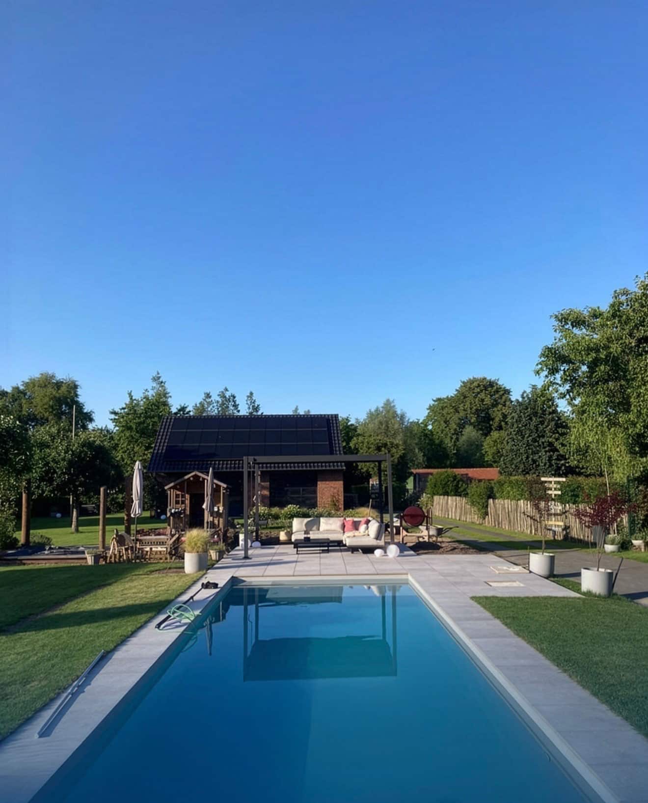 Ein Pool in einem Hinterhof.