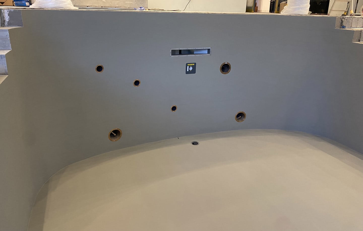 Eine Wand mit Löchern darin.